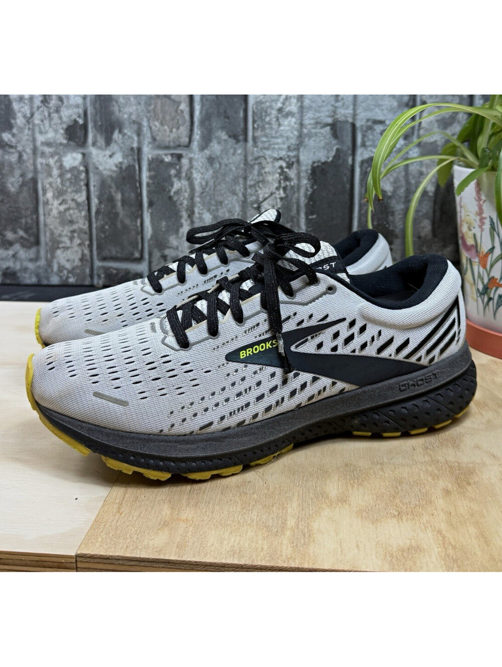 Brooks Ghost 13 Men Gray/Black/Yellow Running Sneaker 120338-1B-129